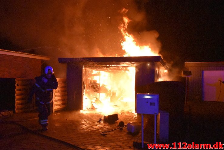 Brand i Carport. Polarvej i Vejle. 01/01-2018. Kl. 00:51.