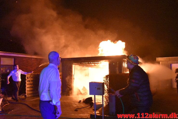 Brand i Carport. Polarvej i Vejle. 01/01-2018. Kl. 00:51.