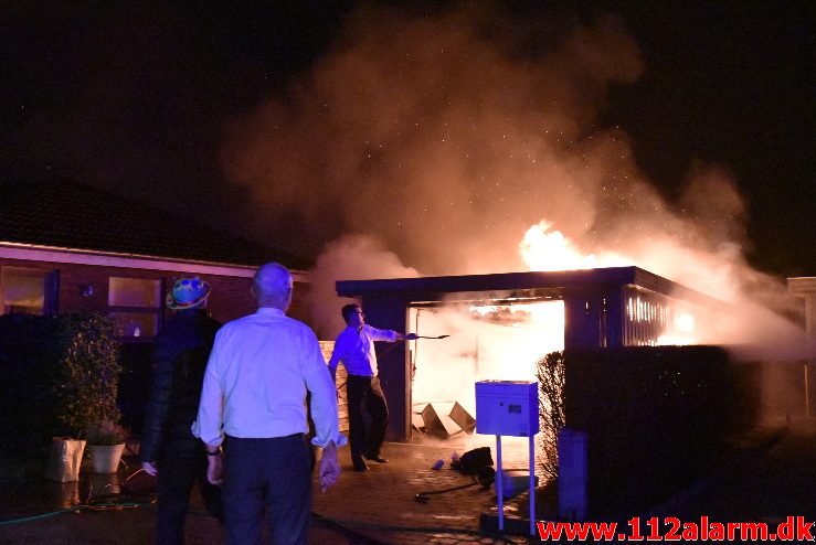 Brand i Carport. Polarvej i Vejle. 01/01-2018. Kl. 00:51.