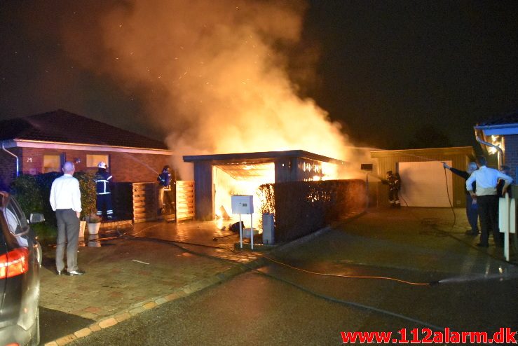 Brand i Carport. Polarvej i Vejle. 01/01-2018. Kl. 00:51.