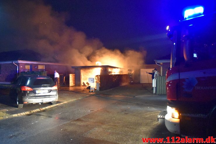 Brand i Carport. Polarvej i Vejle. 01/01-2018. Kl. 00:51.