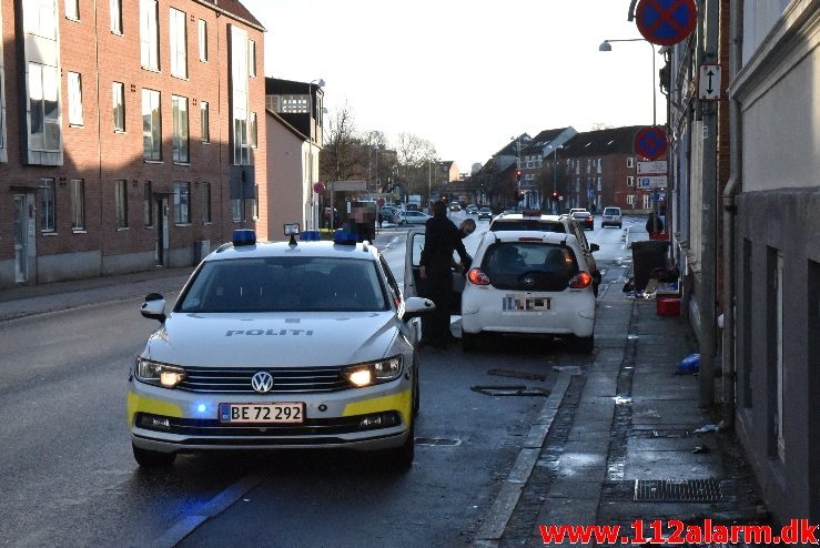 Spritbilist pløjet metalskab ned. Vesterbrogade i Vejle. 04/01-2017. Ca. 10:45.