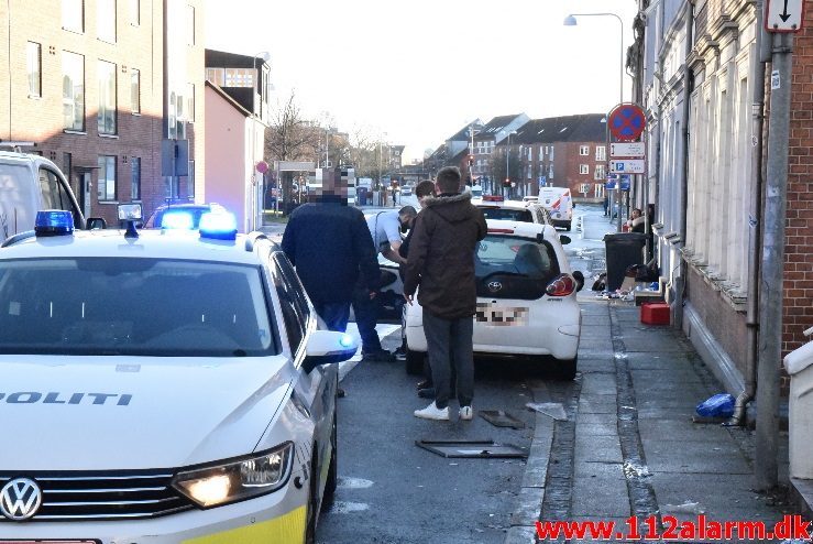 Spritbilist pløjet metalskab ned. Vesterbrogade i Vejle. 04/01-2017. Ca. 10:45.