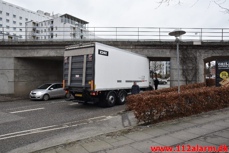 DR lastbil havde kilet sig fast. Skovgade i Vejle. 13/01-2018. Kl. 13:50.