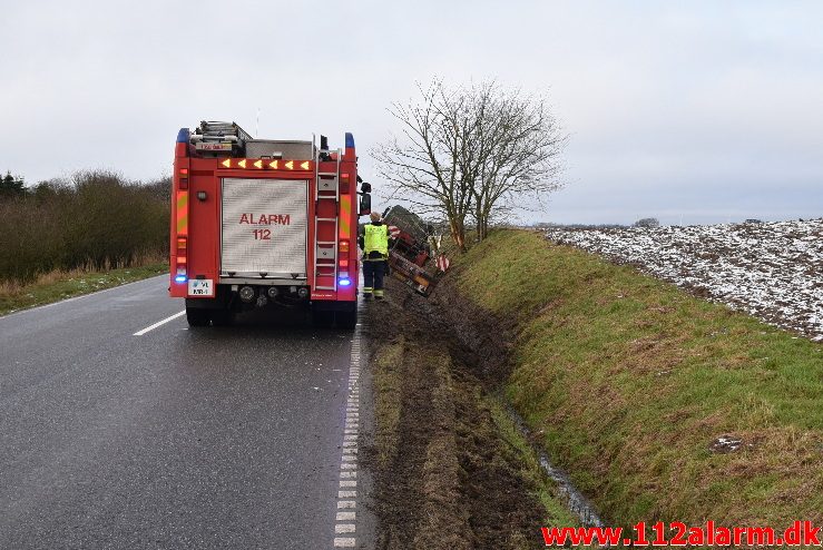 Lastbil i Grøften. Vongevej ved Kollerup. 17/01-2018. Kl. 13:53.