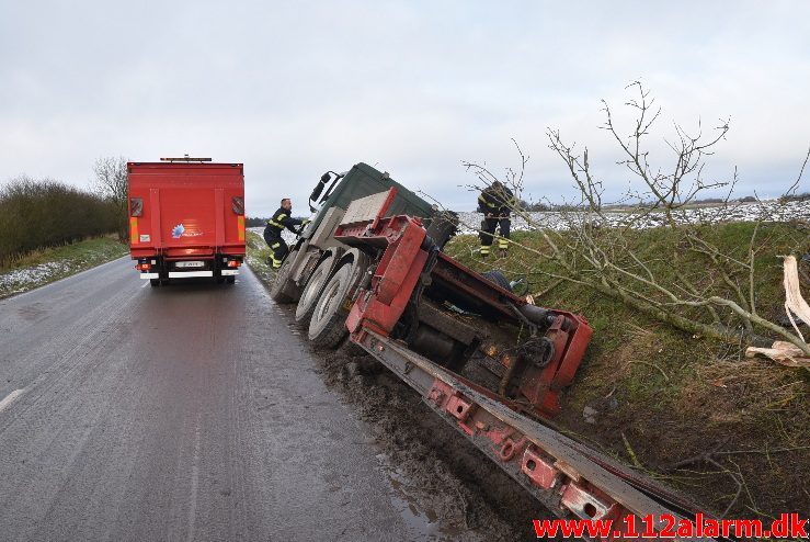 Lastbil i Grøften. Vongevej ved Kollerup. 17/01-2018. Kl. 13:53.