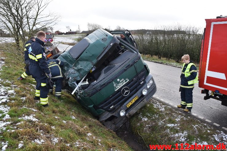 Lastbil i Grøften. Vongevej ved Kollerup. 17/01-2018. Kl. 13:53.