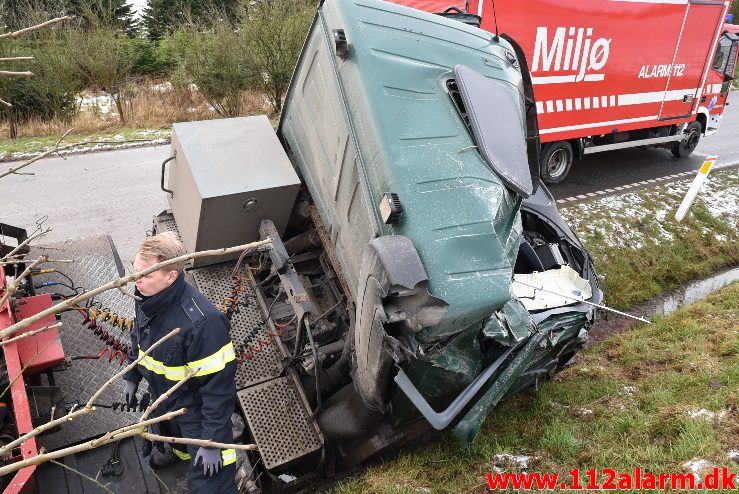 Lastbil i Grøften. Vongevej ved Kollerup. 17/01-2018. Kl. 13:53.