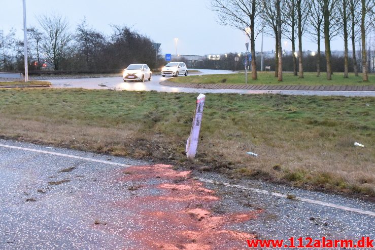 Bil fløj over vejen. Rundkørsel ved DTC i Vejle. 20/01-2018. Kl. 16:26.