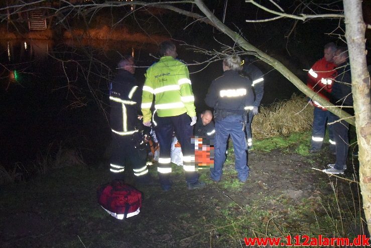 En mand hoppet i søen. Åkandevej i Børkop. 28/01-2018. Kl. 18:20.