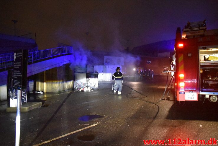 Brand i Tøjcontainer. Føtex i Nørregade 31/12-2017. Kl. 22:57.