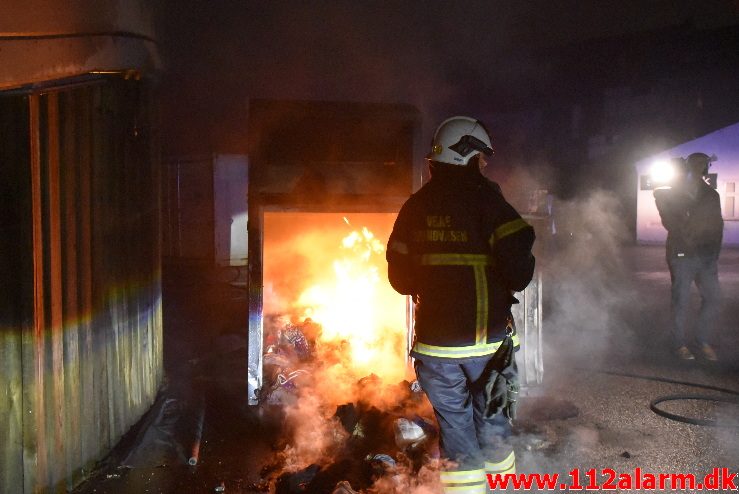 Brand i Tøjcontainer. Føtex i Nørregade 31/12-2017. Kl. 22:57.