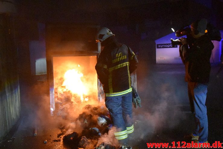 Brand i Tøjcontainer. Føtex i Nørregade 31/12-2017. Kl. 22:57.