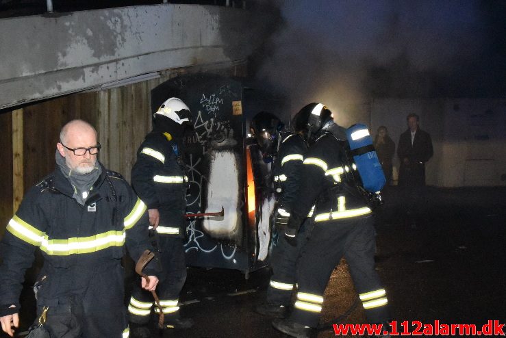 Brand i Tøjcontainer. Føtex i Nørregade 31/12-2017. Kl. 22:57.