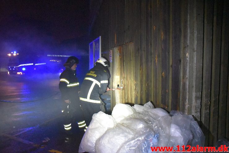 Brand i Tøjcontainer. Føtex i Nørregade 31/12-2017. Kl. 22:57.