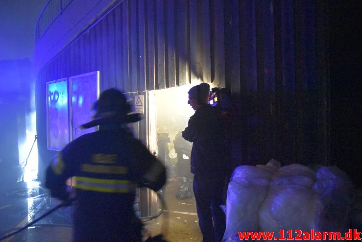 Brand i Tøjcontainer. Føtex i Nørregade 31/12-2017. Kl. 22:57.