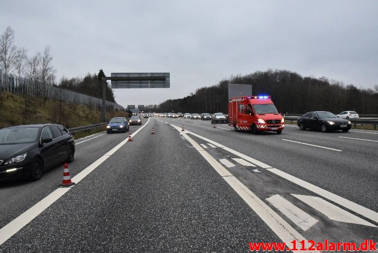 Istapper under en bro. Motorvejen E45 ved Vejle. 03/02-2018. Kl. 12:15.