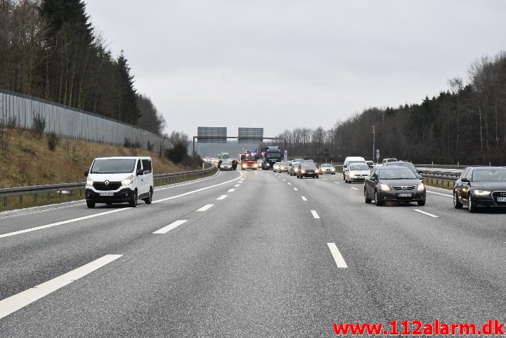 Istapper under en bro. Motorvejen E45 ved Vejle. 03/02-2018. Kl. 12:15.