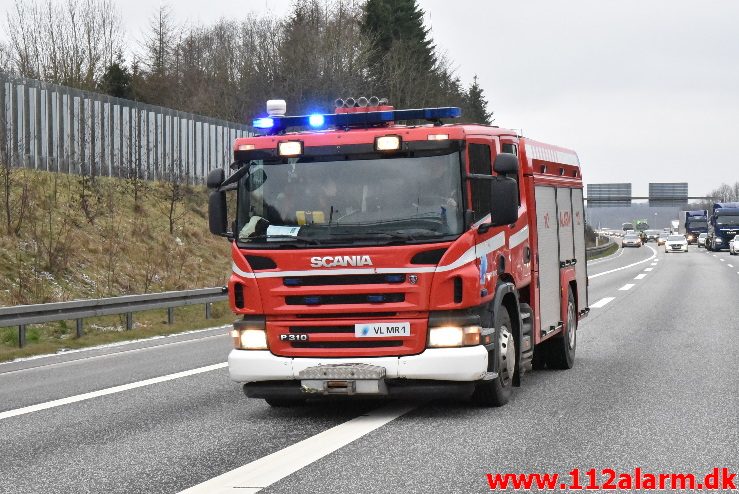 Istapper under en bro. Motorvejen E45 ved Vejle. 03/02-2018. Kl. 12:15.