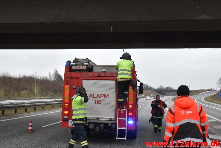 Istapper under en bro. Motorvejen E45 ved Vejle. 03/02-2018. Kl. 12:15.