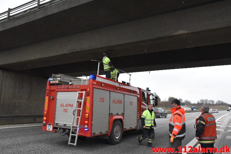 Istapper under en bro. Motorvejen E45 ved Vejle. 03/02-2018. Kl. 12:15.