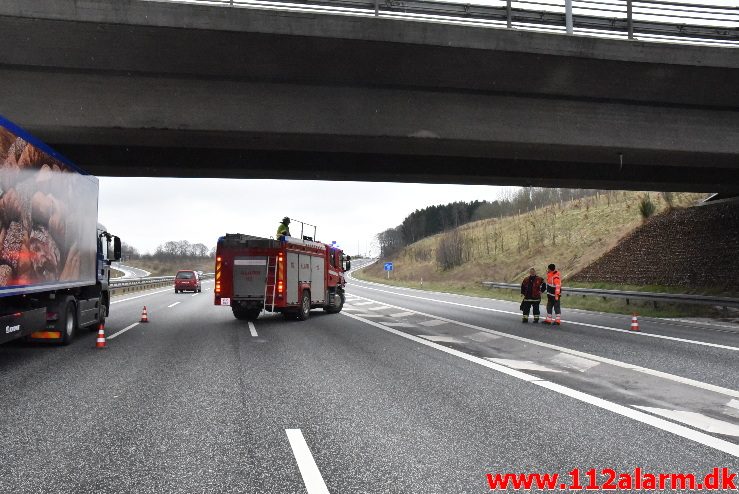 Istapper under en bro. Motorvejen E45 ved Vejle. 03/02-2018. Kl. 12:15.