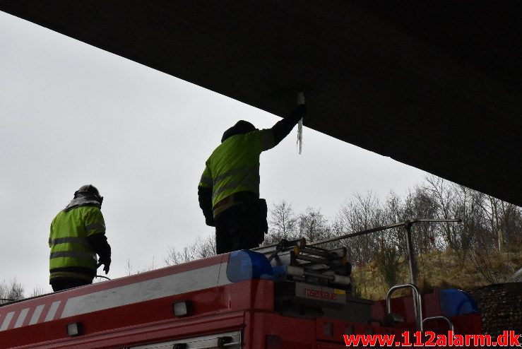 Istapper under en bro. Motorvejen E45 ved Vejle. 03/02-2018. Kl. 12:15.