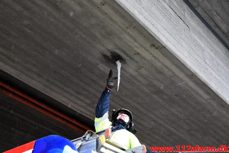 Istapper under en bro. Motorvejen E45 ved Vejle. 03/02-2018. Kl. 12:15.