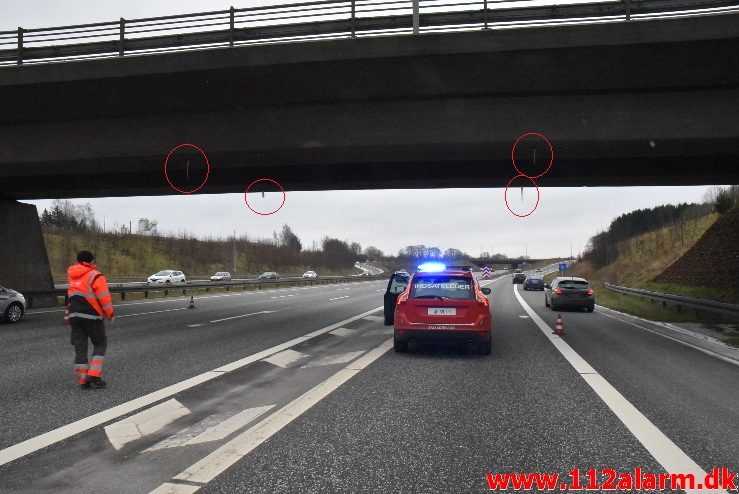 Istapper under en bro. Motorvejen E45 ved Vejle. 03/02-2018. Kl. 12:15.