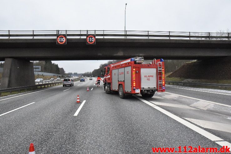 Istapper under en bro. Motorvejen E45 ved Vejle. 03/02-2018. Kl. 12:15.