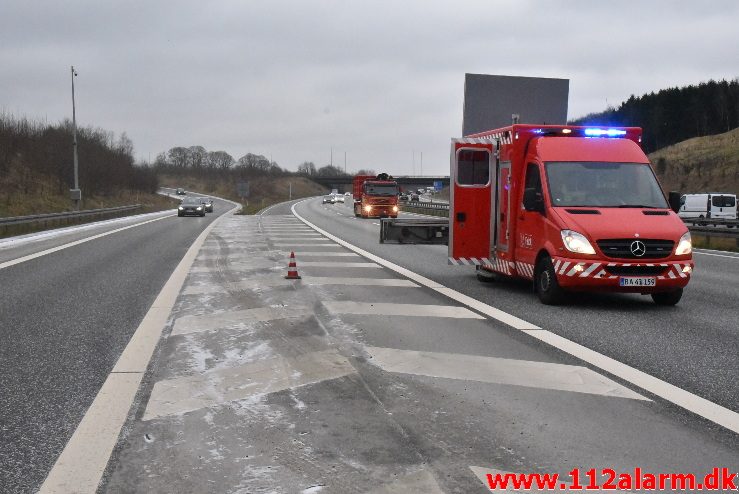 Istapper under en bro. Motorvejen E45 ved Vejle. 03/02-2018. Kl. 12:15.