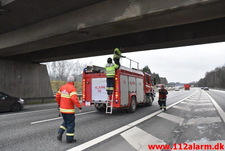 Istapper under en bro. Motorvejen E45 ved Vejle. 03/02-2018. Kl. 12:15.