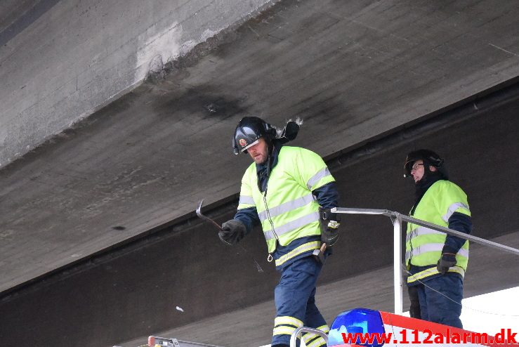 Istapper under en bro. Motorvejen E45 ved Vejle. 03/02-2018. Kl. 12:15.