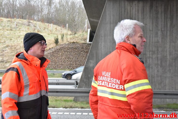 Istapper under en bro. Motorvejen E45 ved Vejle. 03/02-2018. Kl. 12:15.