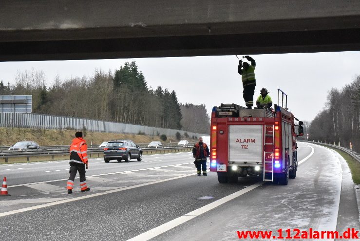 Istapper under en bro. Motorvejen E45 ved Vejle. 03/02-2018. Kl. 12:15.