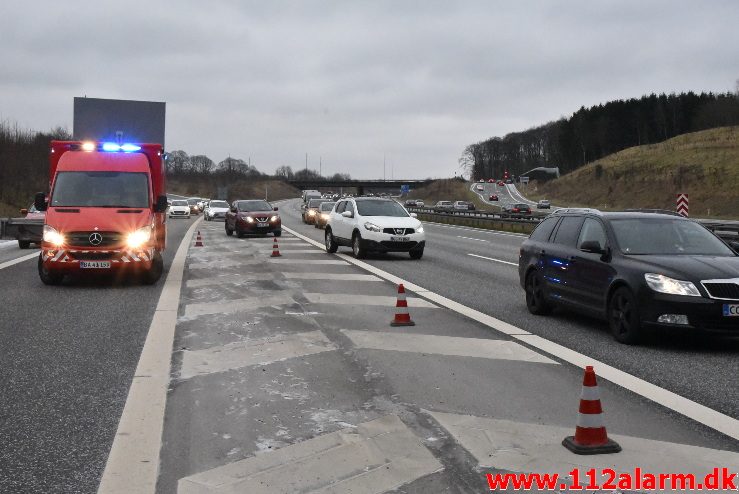 Istapper under en bro. Motorvejen E45 ved Vejle. 03/02-2018. Kl. 12:15.