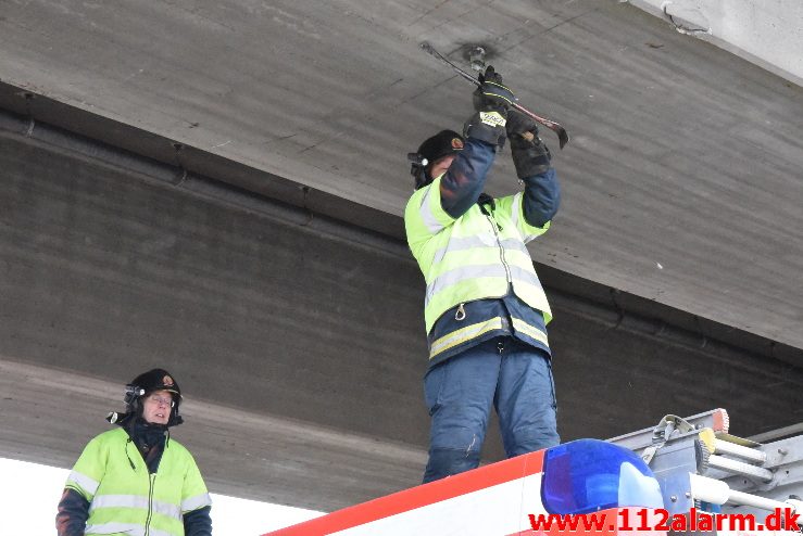 Istapper under en bro. Motorvejen E45 ved Vejle. 03/02-2018. Kl. 12:15.