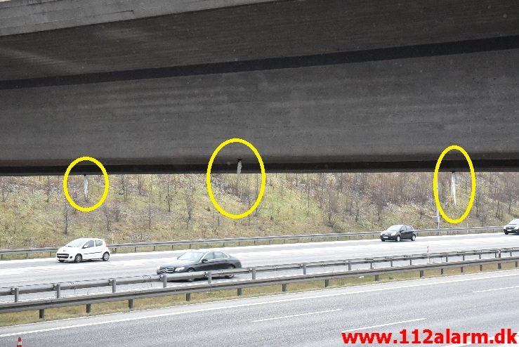 Istapper under en bro. Motorvejen E45 ved Vejle. 03/02-2018. Kl. 12:15.