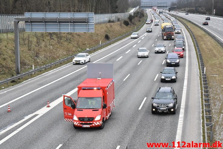 Istapper under en bro. Motorvejen E45 ved Vejle. 03/02-2018. Kl. 12:15.