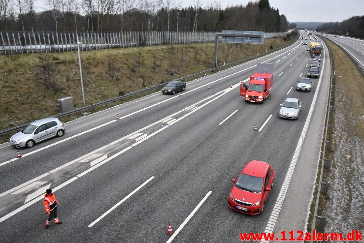 Istapper under en bro. Motorvejen E45 ved Vejle. 03/02-2018. Kl. 12:15.