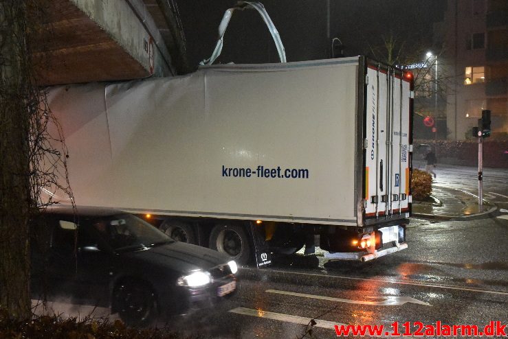 20 tons ost kilet sig fast under broen. Skovgade i Vejle. 19/02-2018. Kl. 18:20.