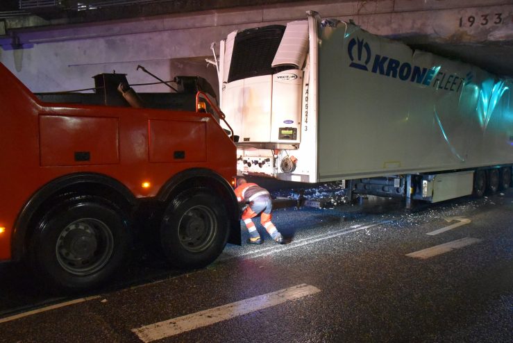 20 tons ost kilet sig fast under broen. Skovgade i Vejle. 19/02-2018. Kl. 18:20.