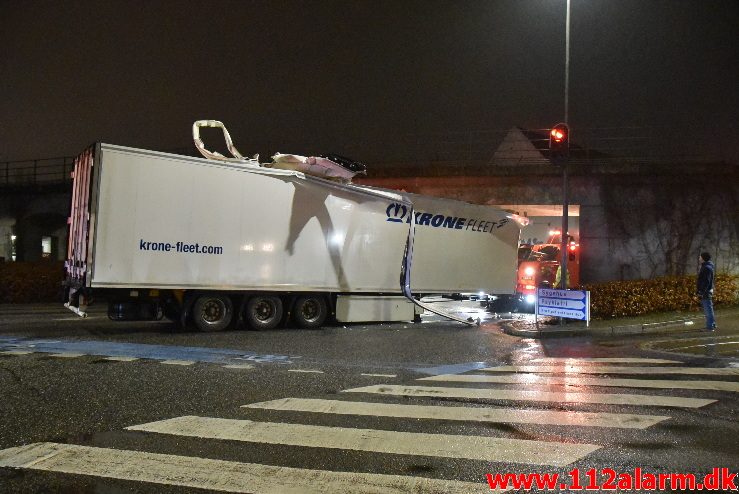 20 tons ost kilet sig fast under broen. Skovgade i Vejle. 19/02-2018. Kl. 18:20.