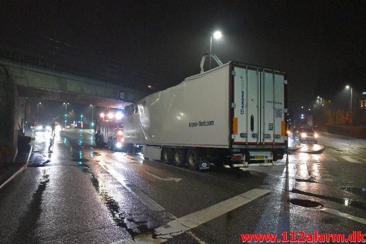 20 tons ost kilet sig fast under broen. Skovgade i Vejle. 19/02-2018. Kl. 18:20.