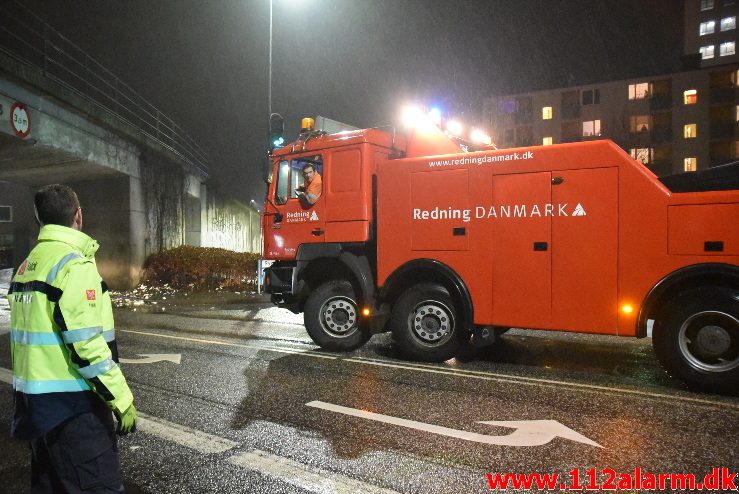 20 tons ost kilet sig fast under broen. Skovgade i Vejle. 19/02-2018. Kl. 18:20.