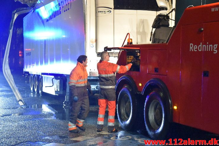 20 tons ost kilet sig fast under broen. Skovgade i Vejle. 19/02-2018. Kl. 18:20.