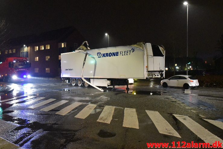 20 tons ost kilet sig fast under broen. Skovgade i Vejle. 19/02-2018. Kl. 18:20.