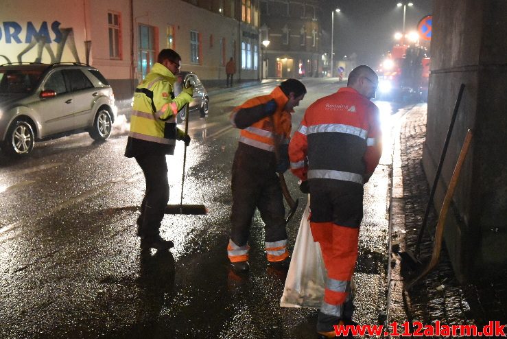 20 tons ost kilet sig fast under broen. Skovgade i Vejle. 19/02-2018. Kl. 18:20.