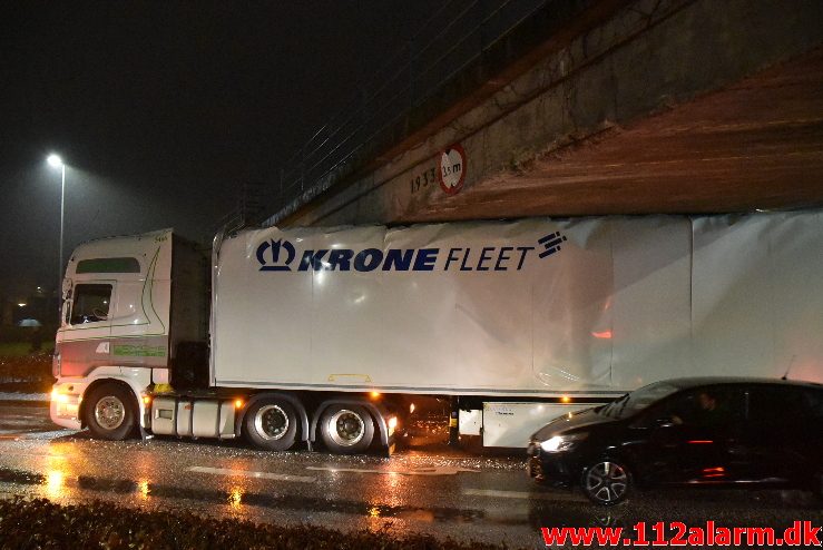 20 tons ost kilet sig fast under broen. Skovgade i Vejle. 19/02-2018. Kl. 18:20.