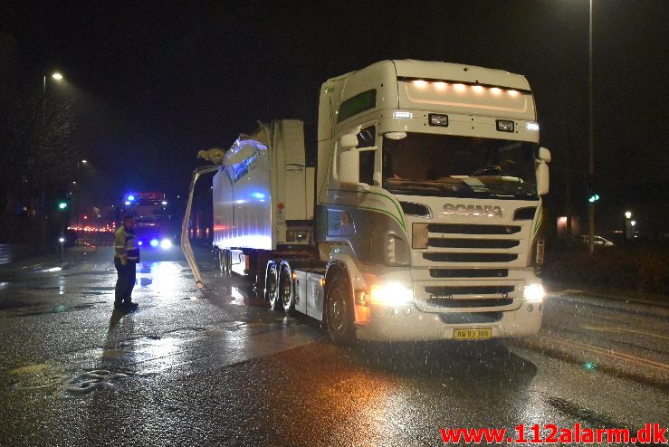 20 tons ost kilet sig fast under broen. Skovgade i Vejle. 19/02-2018. Kl. 18:20.